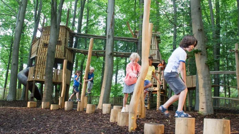 Affenpark Apenheul Kinder spielen auf einem Spielplatz im Wald