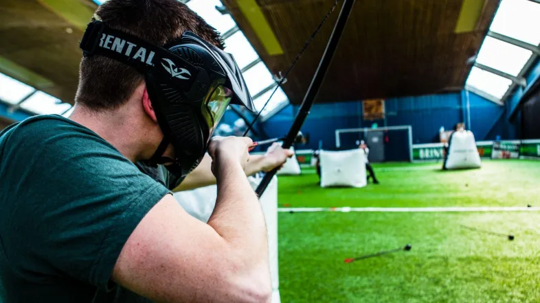 Ein Mann spielt Arrowtag im Alma Park, dein Freizeitpark Oberhausen.