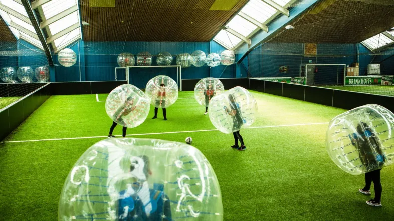 Menschen spielen Bubble Ball im Alma Park, dein Freizeitpark Oberhausen.