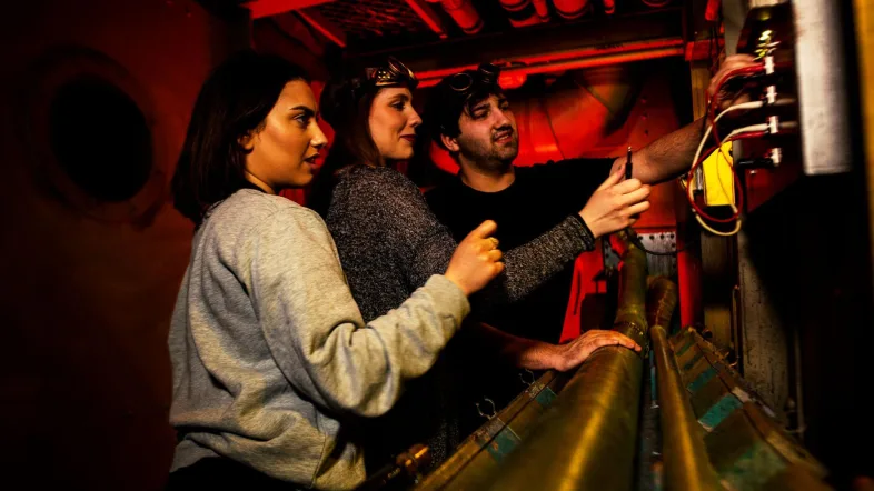 Freunde lösen ein Rätsel im Escape Room des Alma Park, dein Freizeitpark Oberhausen.