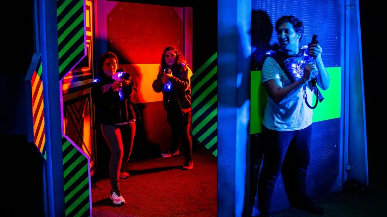 Freunde spielen Lasertag im Almapark dein Freizeitpark.