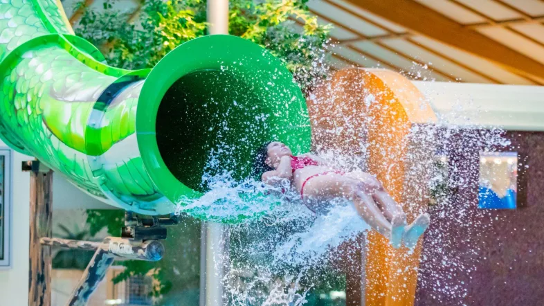 Frau rutscht die Wasserrutsche im Aquafun Soest hinunter.