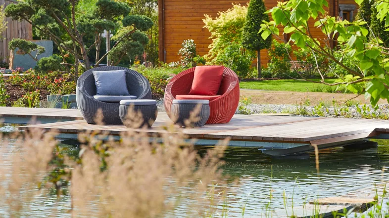Saunagarten im Aquafun Soest mit zwei gemütlichen Sesseln und ruhiger, grüner Atmosphäre.
