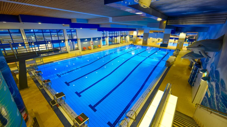 Luftaufnahme des Innenbereichs im Aquarius Borken mit Fokus auf das Sportbecken.