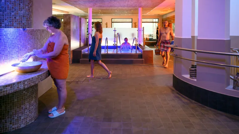 Menschen entspannen gemeinsam in der Sauna des Aquarius Borken in ruhiger Atmosphäre.