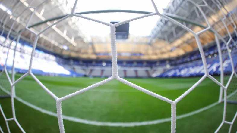 Blick durch das Tornetz in der Arena auf Schalke.