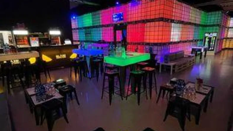 Beleuchteter Barbereich bei Blaze Lasertag in Herne.