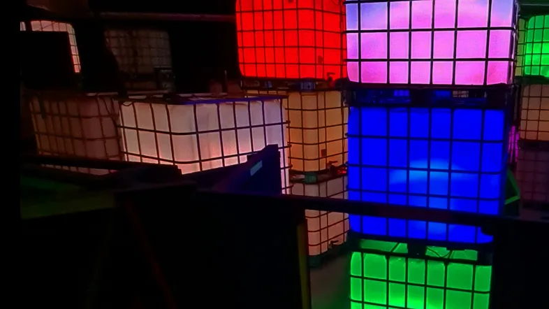 Bunt beleuchtetes Spielfeld bei Blaze Lasertag in Herne.