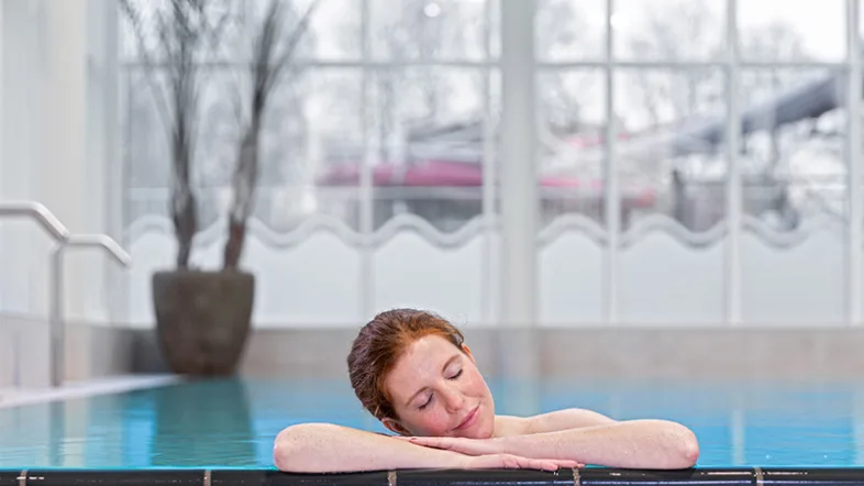 Frau entspannt ruhig im Wasserbecken des Copacabackum Herten und genießt die Atmosphäre.