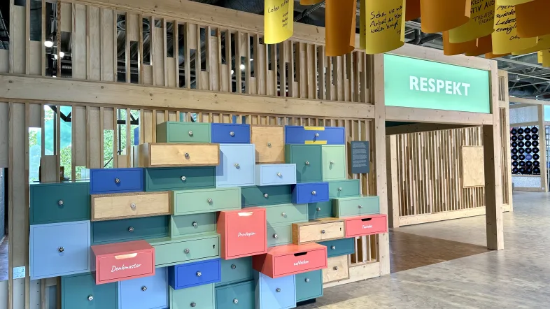 Große Schubladenwand in der DASA Dortmund mit zahlreichen thematischen Ausstellungsfächern.