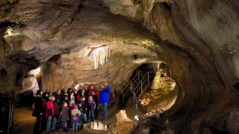 Beleuchtete Kanzelgrotte in der Dechenhöhle Iserlohn mit markanten Tropfsteinformationen