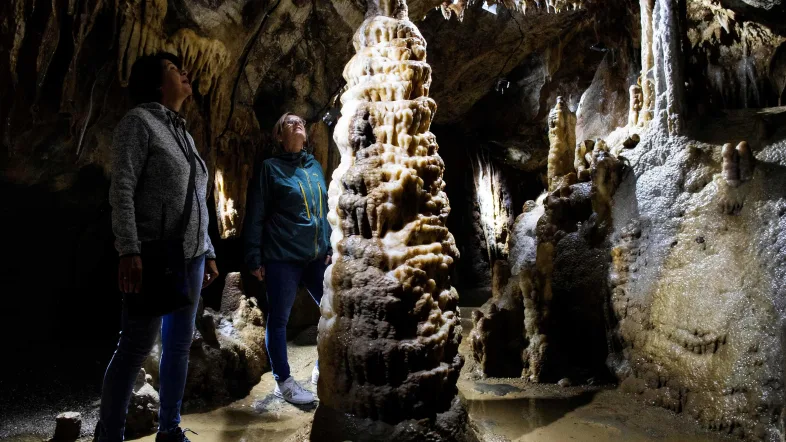 Lichtinstallation in der Dechenhöhle Iserlohn zwischen Tropfsteinformationen.
