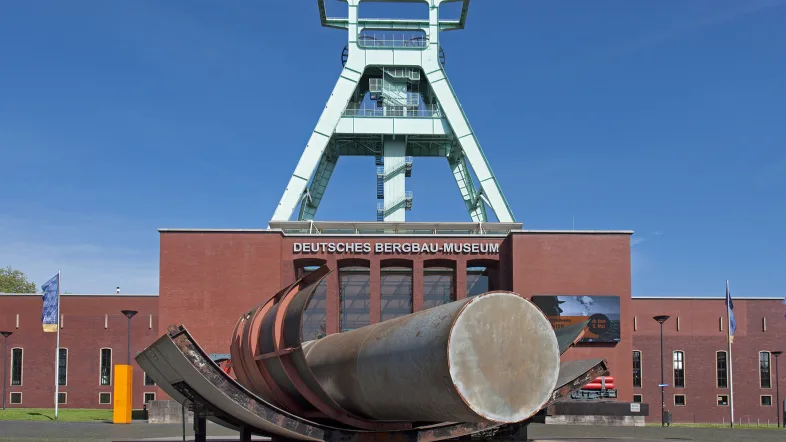Ansicht des Aussichtsturms am Bergbaumuseum Bochum vor klarem Himmel.