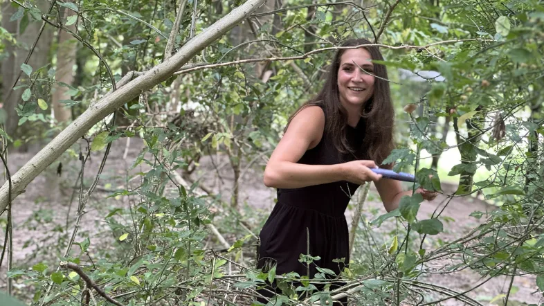 Frau hält Frisbee in der Hand beim Disc Golf in Dortmund.