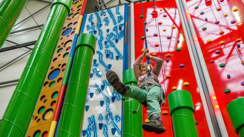 Kind hängt an einem Sicherungsseil im EasyClimb Essen.
