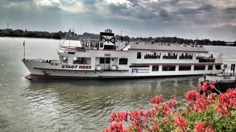 Fahrgastschiff Rees fährt auf einem Gewässer