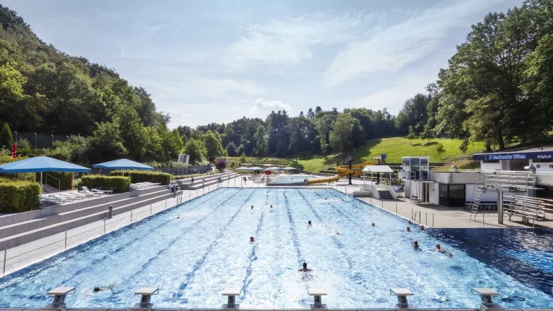 Schwimmbahnen im Freibad Witten Annen mit klaren Wasserflächen und Schwimmern.