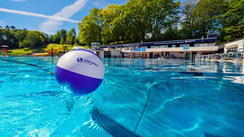 Wasserball schwimmt im Becken des Freibads Witten Annen, umgeben von Wasser.