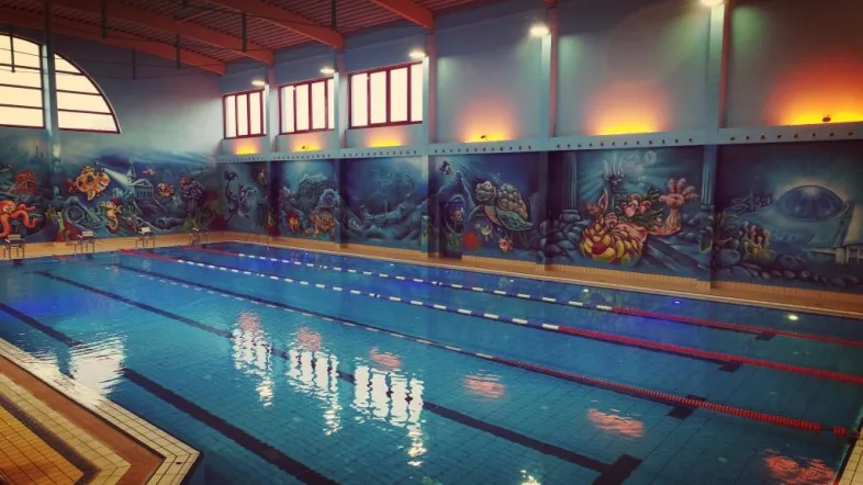 Rutschenbahnen im Atlantis Dorsten mit bunten Wasserrutschen und fröhlichen Badegästen.