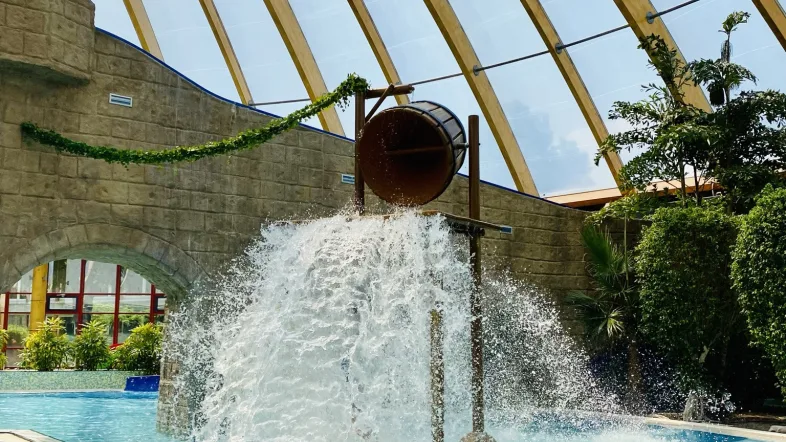 Wasserfall im Atlantis Dorsten mit kaskadenartigem Wasserfluss und natürlicher Umgebung.