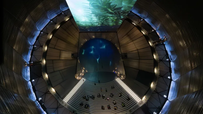 Panoramaaufnahme der Kuppel von innen im Gasometer Oberhausen mit beeindruckender Raumwirkung.
