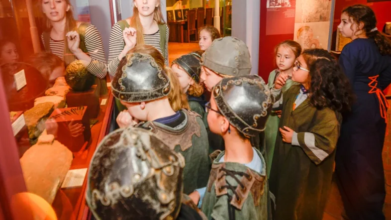Führung durch das Grafschafter Museum Moers mit einer Gruppe vor Ausstellungsstücken.
