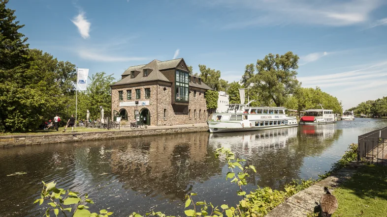 Haus Ruhrnatur in Mülheim an der Ruhr, direkt am Wasser gelegen, von außen gesehen.