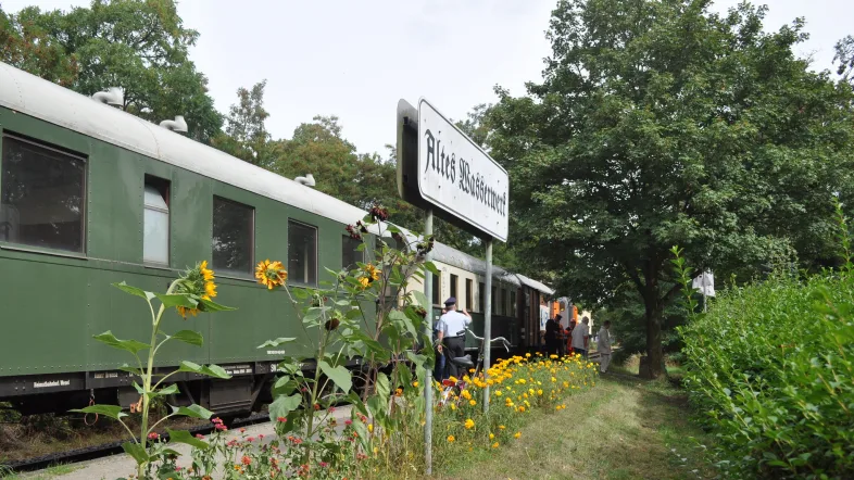 Alte Lokomotive an einer Haltestelle des historischen Schienenverkehrs in Wesel.