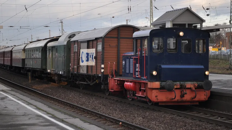 Historische Dampflok beim Schienenverkehr in Wesel, auf einem Gleis ausgestellt.
