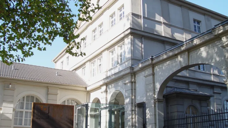 Eingangsbereich des Hoesch-Museums in Dortmund mit Industriekulisse.