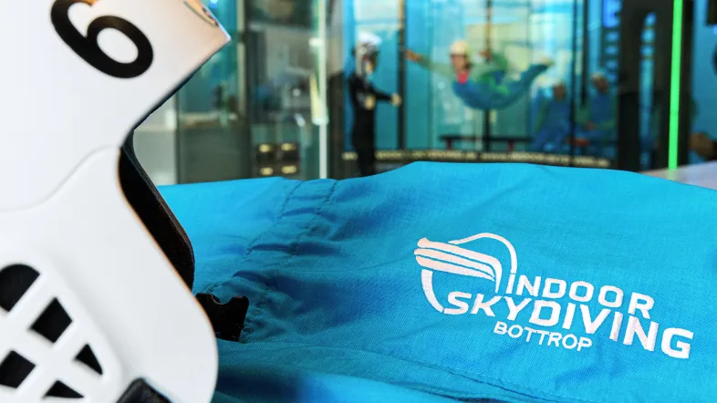 Logo von Indoor Skydiving Bottrop vor neutralem Hintergrund.