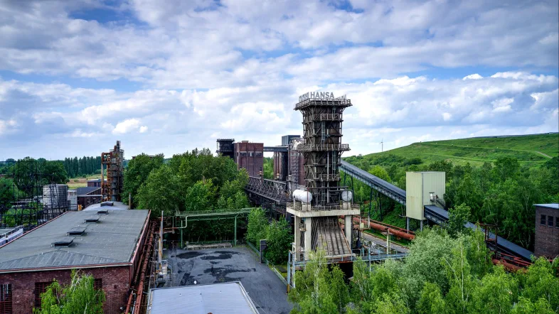 Außenaufnahme der Kokerei Hansa in Dortmund mit markanten Industriegebäuden.