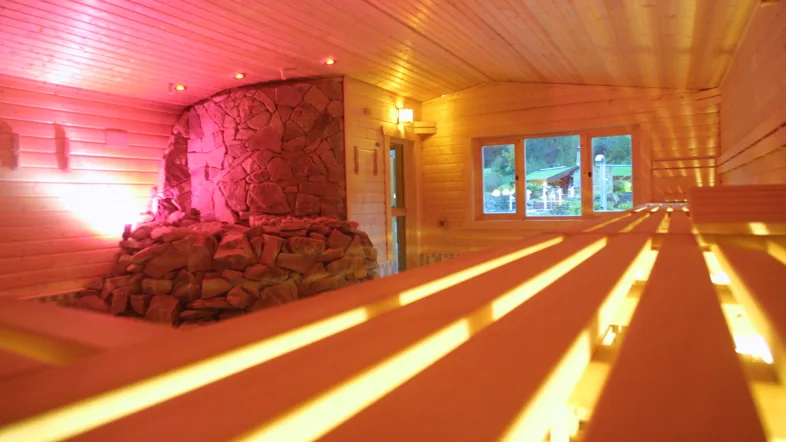 Innenansicht der Sauna im Lago Herne mit Holzbänken und entspannter Atmosphäre.