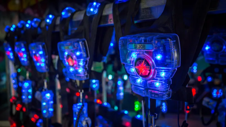Person trägt Schutzkleidung und Lasertag-Ausrüstung in der Laserzone Essen.