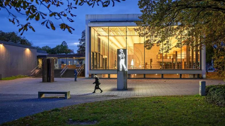 Außenansicht des Eingangsbereichs vom Lehmbruck Museum Duisburg mit Glasfassade