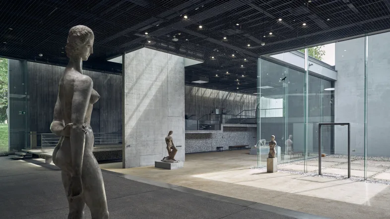 Eingangsbereich des Lehmbruck Museums Duisburg mit moderner Architektur und Museumsschild.