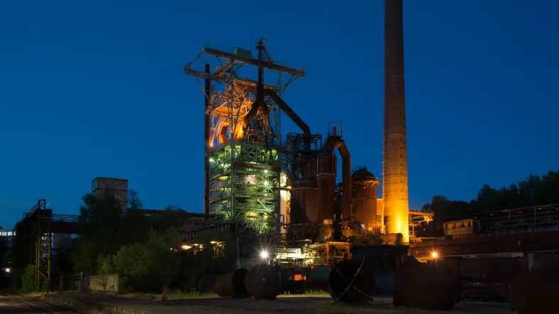 Ansicht des Hochofens des LWL-Museum Henrichshütte bei Nacht.