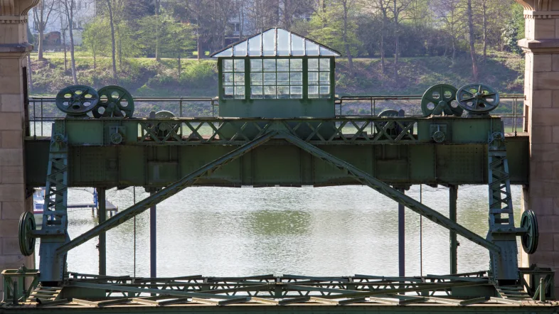Kleines Stübchen mit Wasser im Hintergrund des LWL-Museum Schiffshebewerk Henrichenburg.