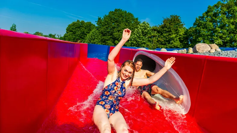 Wasserrutsche in der Maximare Therme Hamm, auf der Besucher mit Spaß ins Becken gleiten.