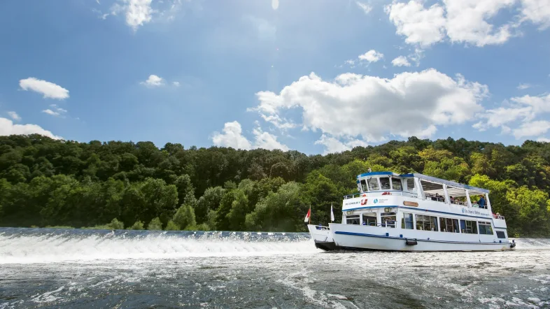MS Schwalbe in Witten passiert eine Schleuse, umgeben von Wasser.