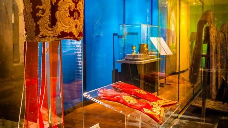Ausstellungsraum mit Vitrinen im Museum Kloster Kamp in Kamp-Lintfort.