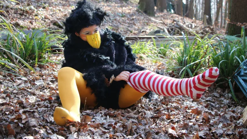 Schauspieler verkleidet als Rabe in der Naturbühne Hohensyburg.