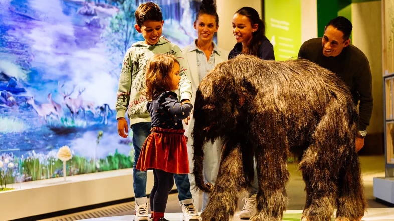 Familie mit einem Mammut im Neanderthalmuseum Mettmann,