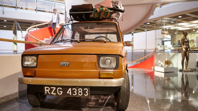 Altes orangenes Auto im Ausstellungsbereich des oberschlesischem Landesmuseum in Ratingen.