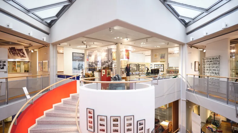 Eingangsbereich mit großer Treppe im oberschlesischem Landesmuseum in Ratingen.