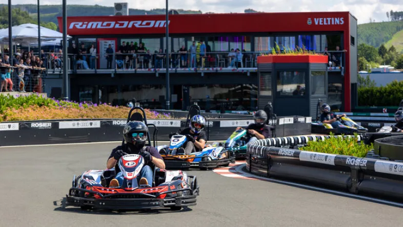 Ein Kartrennen mit mehreren Teilnehmern beim Rimodrohm kartbahn hemer.
