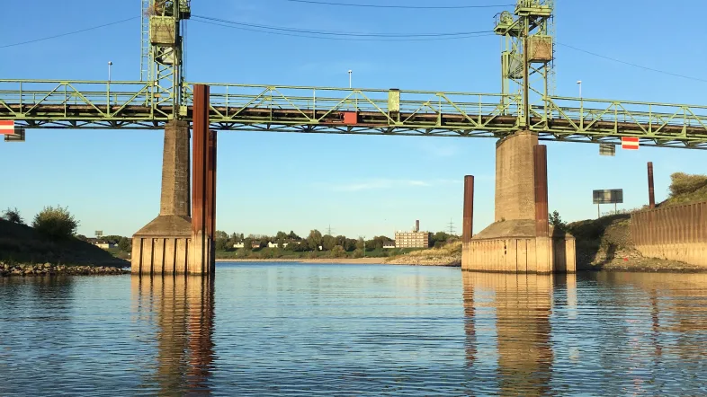 Personenschiff der Ruhrorter Schifffahrt liegt im Hafen, umgeben von Wasser, Anleger und Industriehintergrund.