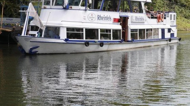 Personenschiff der Ruhrorter Schifffahrt von der Seite auf dem Wasser, mit sichtbarem Oberdeck und Fahrgästen.
