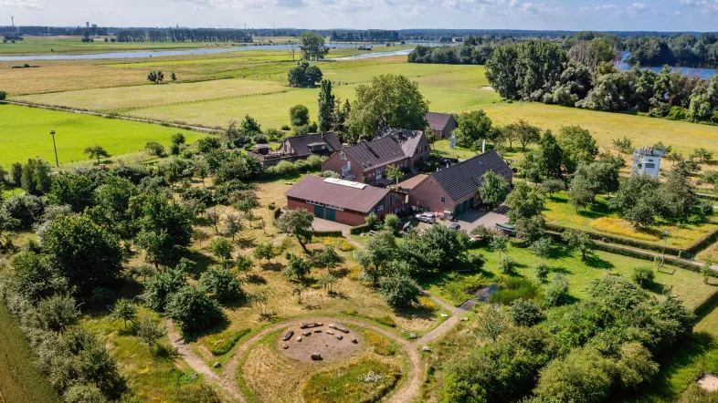 Panoramablick über die grüne Landschaft der Bislicher Insel mit Wasser und Wiesen.