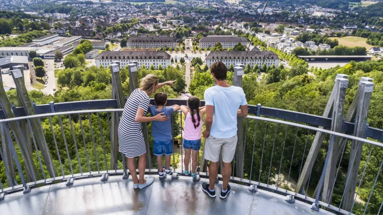 Familie blickt von einer Aussichtsplattform im Sauerlandpark Hemer über die grüne Hügellandschaft